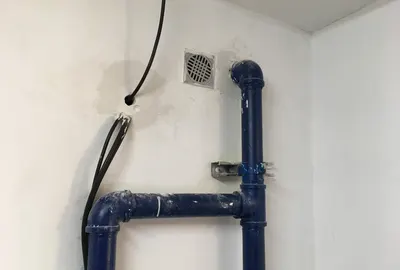 מעבר אקוסטי בקיר לצנרת ביוב